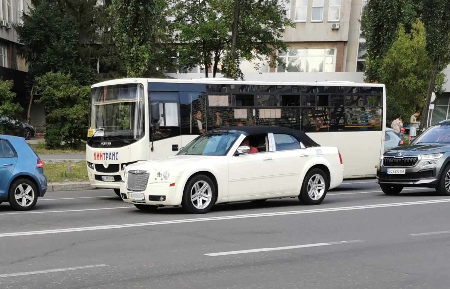 В Києві помітили унікальний чотиридверний кабріолет Сhrysler з турбодизелем від Mercedes-Benz, що видає 190 к. с.