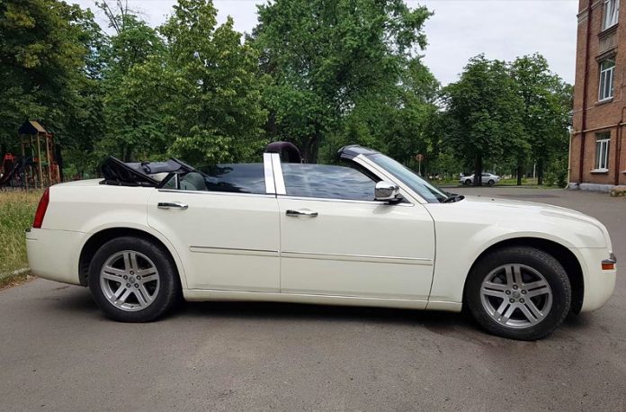 В Києві помітили унікальний чотиридверний кабріолет Сhrysler з турбодизелем від Mercedes-Benz, що видає 190 к. с.