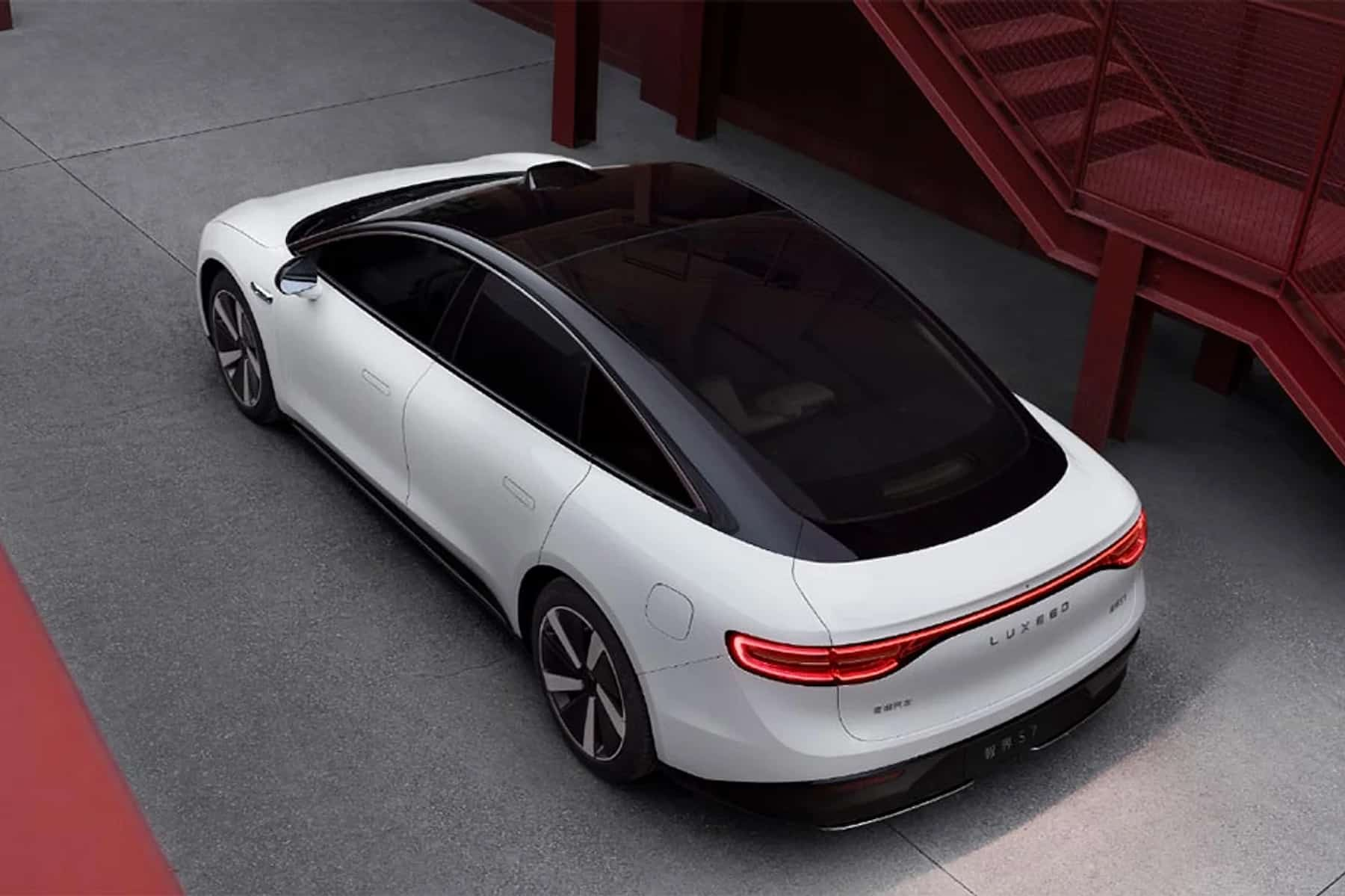 У Huawei обіцяють, що їхній новий електромобіль буде кращим за Tesla Model S