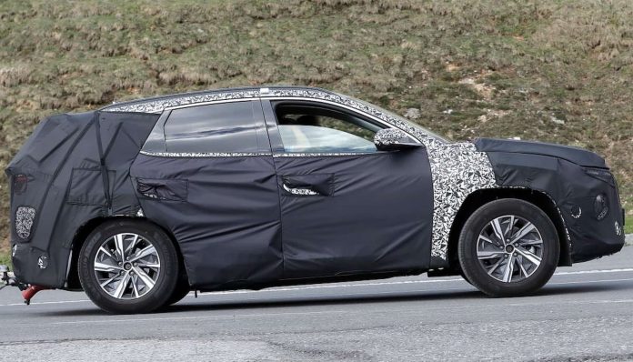 Новий Hyundai Tucson вперше застукали зовні та всередині