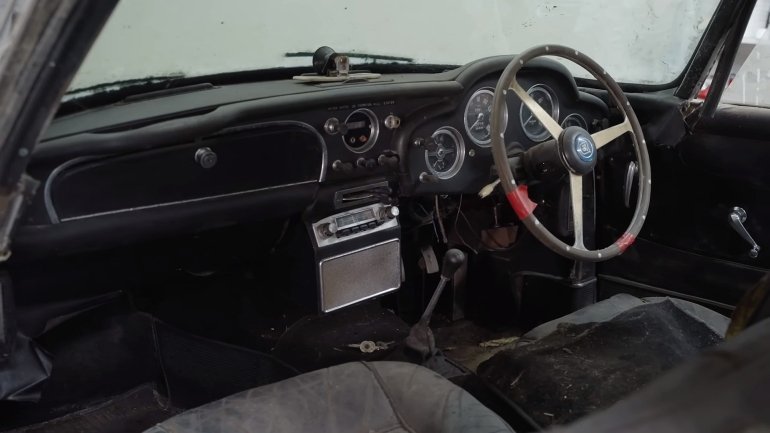 $500 000 на звалище: в покинутому гаражі знайшли раритетний спорткар Aston Martin DB4 1959 року