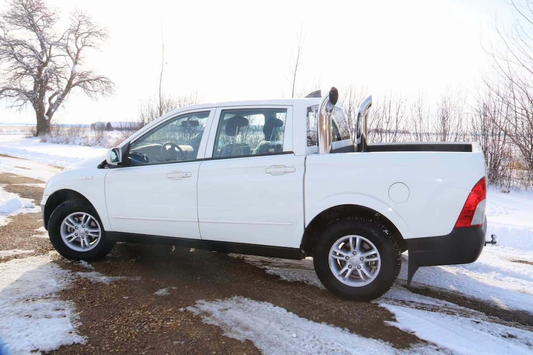 Майже новий пікап SsangYong із двигуном Ford V8 продають за 219 000 грн