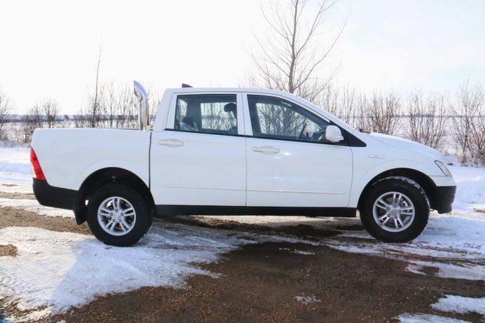 Майже новий пікап SsangYong із двигуном Ford V8 продають за 219 000 грн
