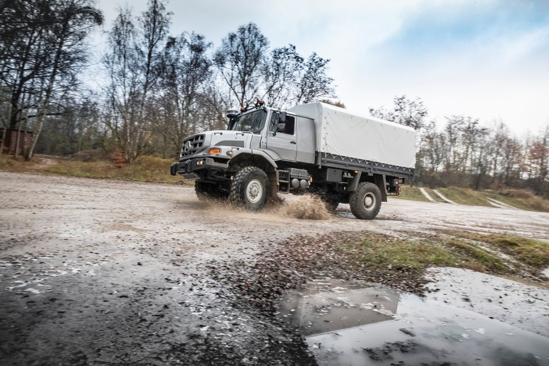 Mercedes-Benz поставив в Україну понад 100 позашляхових вантажівок Zetros для військової логістики