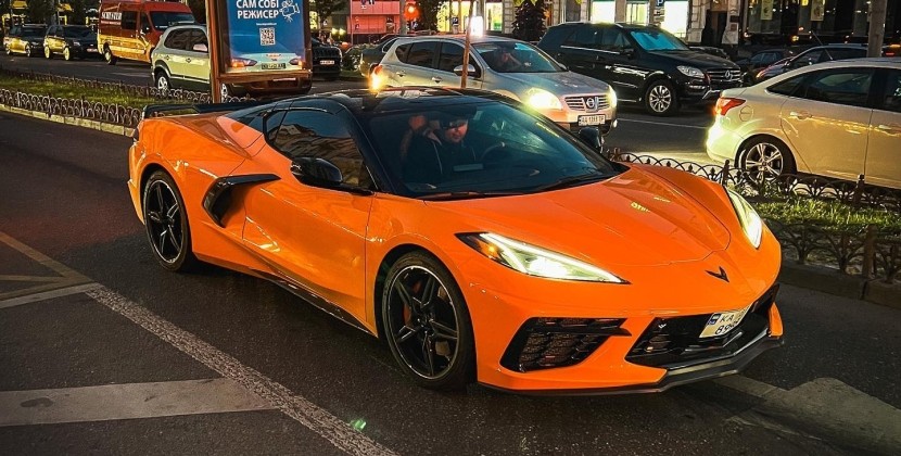Помаранчевий «звір»: в Києві з’явився новий Chevrolet Corvette C8 потужністю 502 к.с. та вартістю $62 000