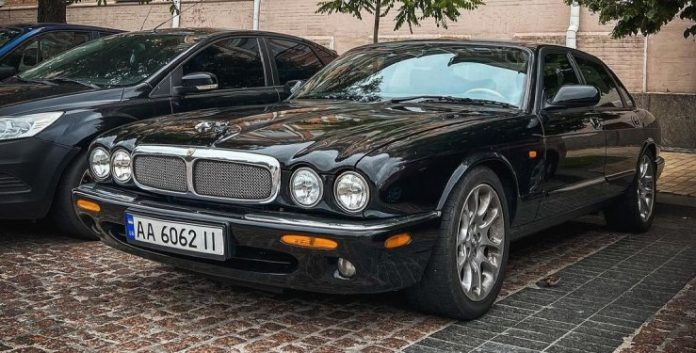 Преміальний Jaguar XJR 1999 року випуску на 370 к.с. помічено в столиці
