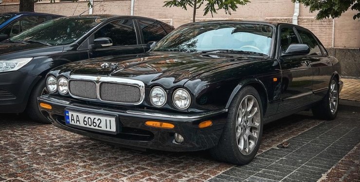 Преміальний Jaguar XJR 1999 року випуску на 370 к.с. помічено в столиці