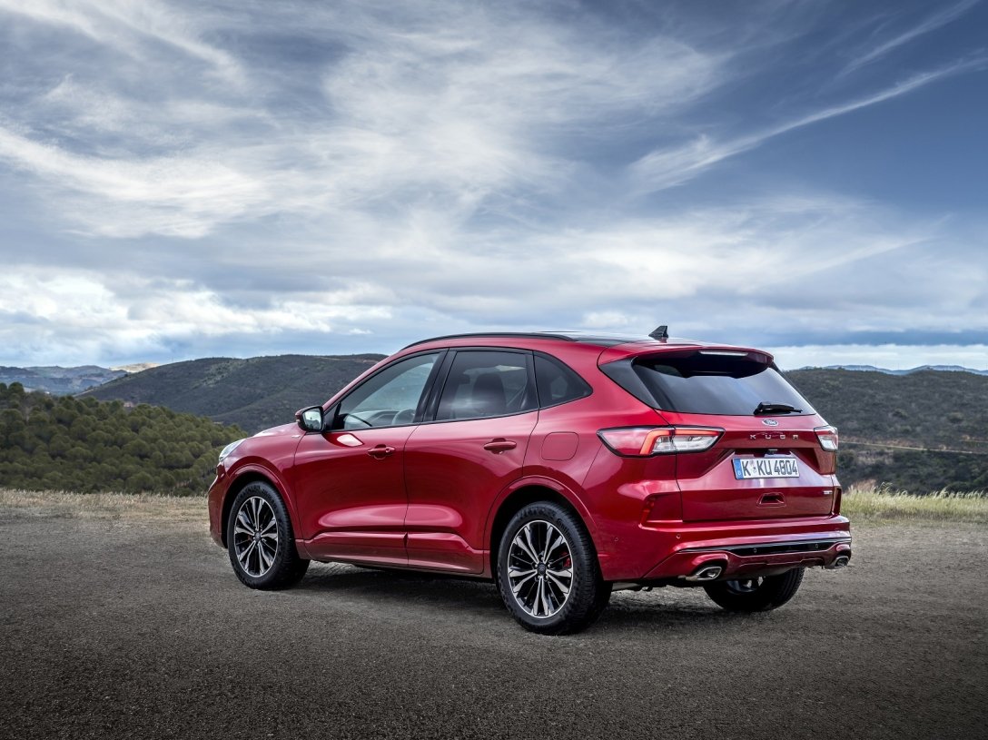 Економічний гібридний кросовер Ford Kuga вже в Україні: подробиці та ціни