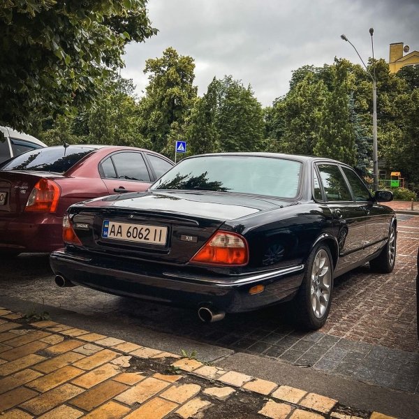 Преміальний Jaguar XJR 1999 року випуску на 370 к.с. помічено в столиці