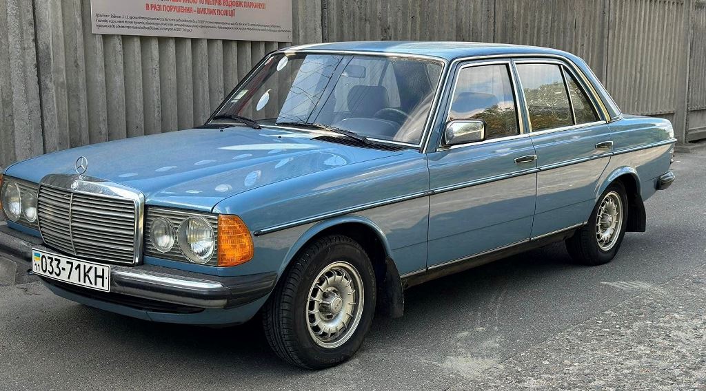 Рідкісна «пташка»: в гаражі Києва знайшли 41-річний Mercedes-Benz майже без пробігу