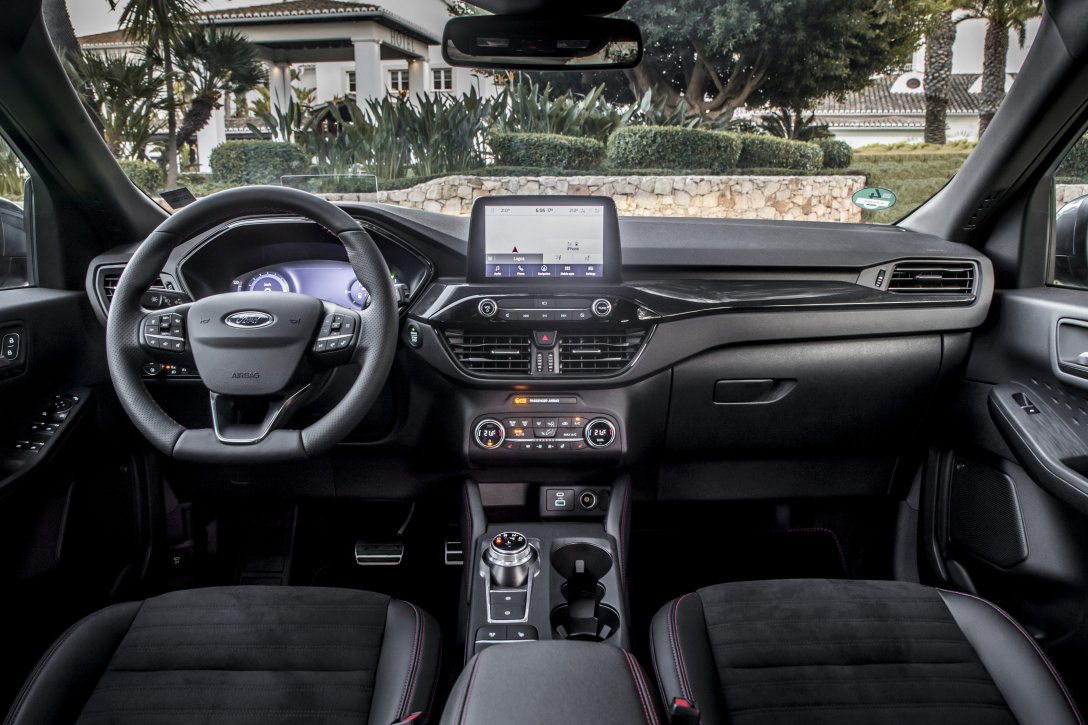 Економічний гібридний кросовер Ford Kuga вже в Україні: подробиці та ціни