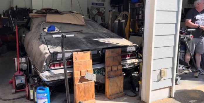 Культовий спорткар Ford 1970 року випуску знайдено в покинутому сараї в США: автомобіль простояв без руху понад чверть століття