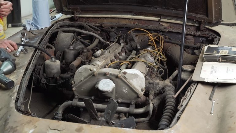$500 000 на звалище: в покинутому гаражі знайшли раритетний спорткар Aston Martin DB4 1959 року