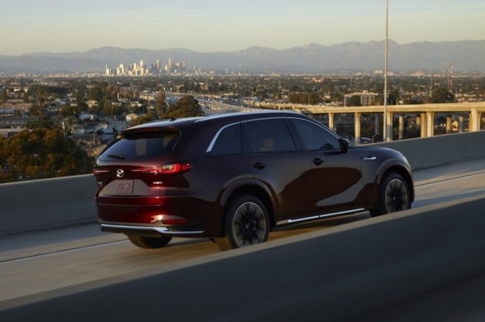Нова Mazda CX-90 прямує в Україну: сімейний кросовер, що витрачає 8,6 л пального на 100 км