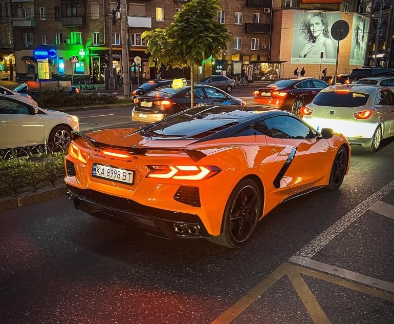 Помаранчевий «звір»: в Києві з’явився новий Chevrolet Corvette C8 потужністю 502 к.с. та вартістю $62 000