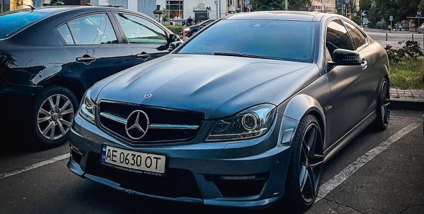 Рідкісна класика: в столиці з’явився Mercedes-Benz C63 AMG Coupe 2011 року, що розвиває 487 к.с.