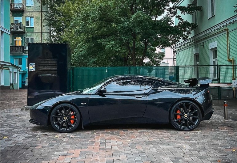 Рідкісний спорткар Lotus з двигуном від Toyota Camry помітили в Києві
