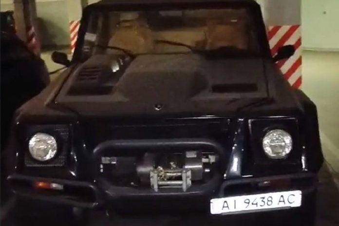 Покинута рідкість: в Києві знайшли ексклюзивний Lamborghini Military або LM-Американа потужністю 495 к.с.