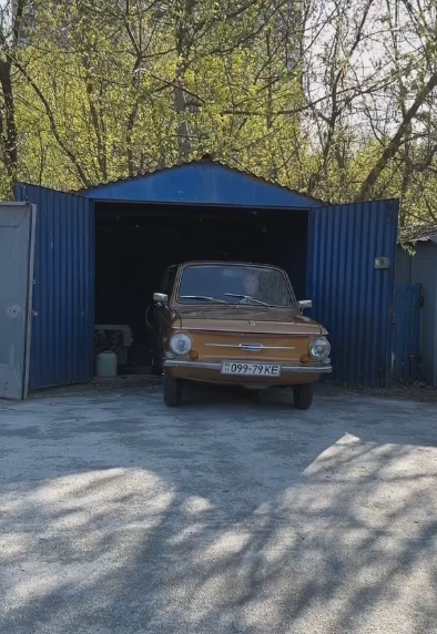 Авто належить Антону Скуратову