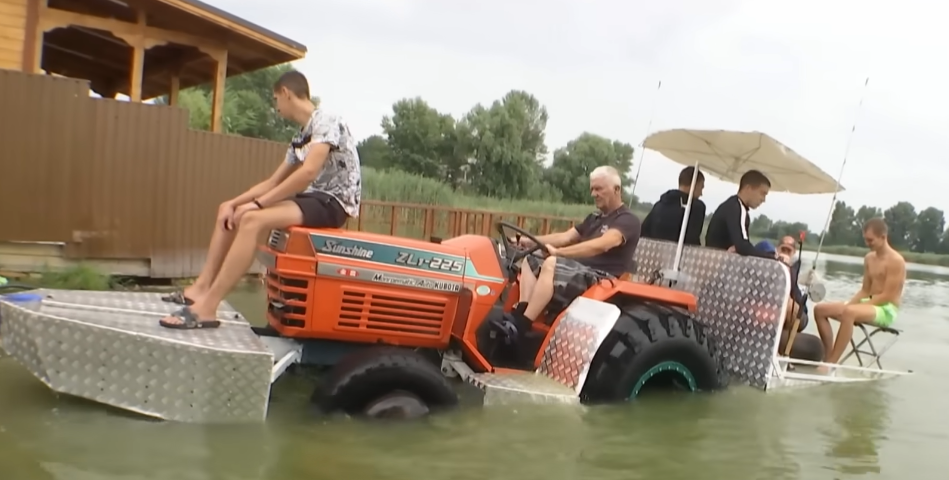 Амфібія на воді