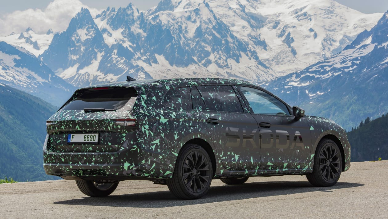 Skoda розкрила новий Superb: у нього буде одразу 2 типи кузова