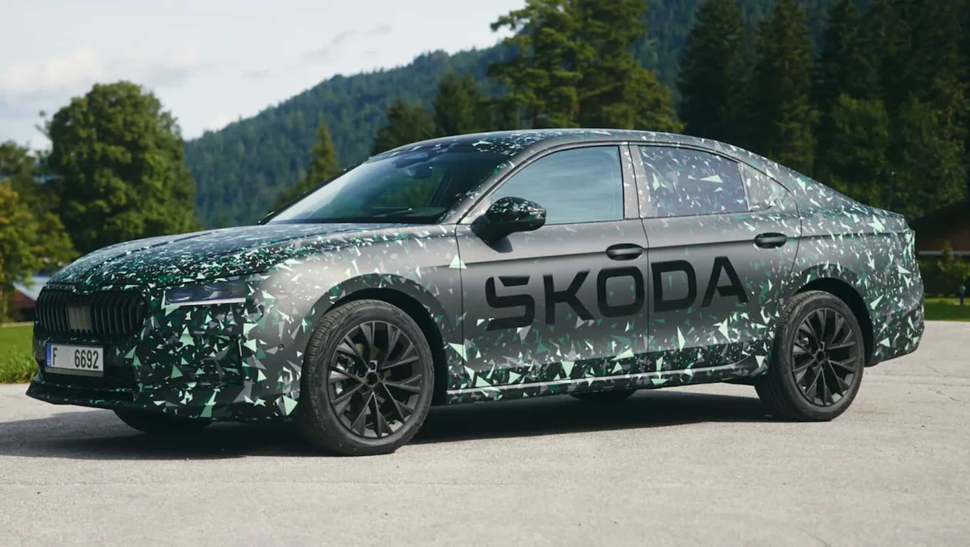 Skoda розкрила новий Superb: у нього буде одразу 2 типи кузова