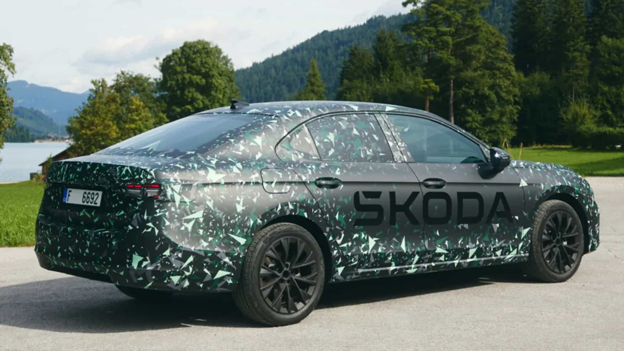 Skoda розкрила новий Superb: у нього буде одразу 2 типи кузова