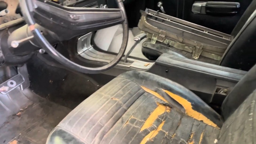 Культовий спорткар Ford 1970 року випуску знайдено в покинутому сараї в США: автомобіль простояв без руху понад чверть століття