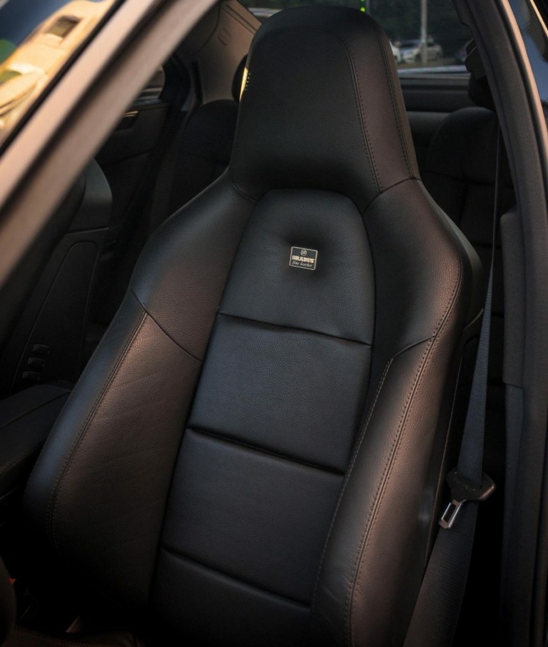 Шкіряні спортивні сидіння в Brabus E V12 Black Baron