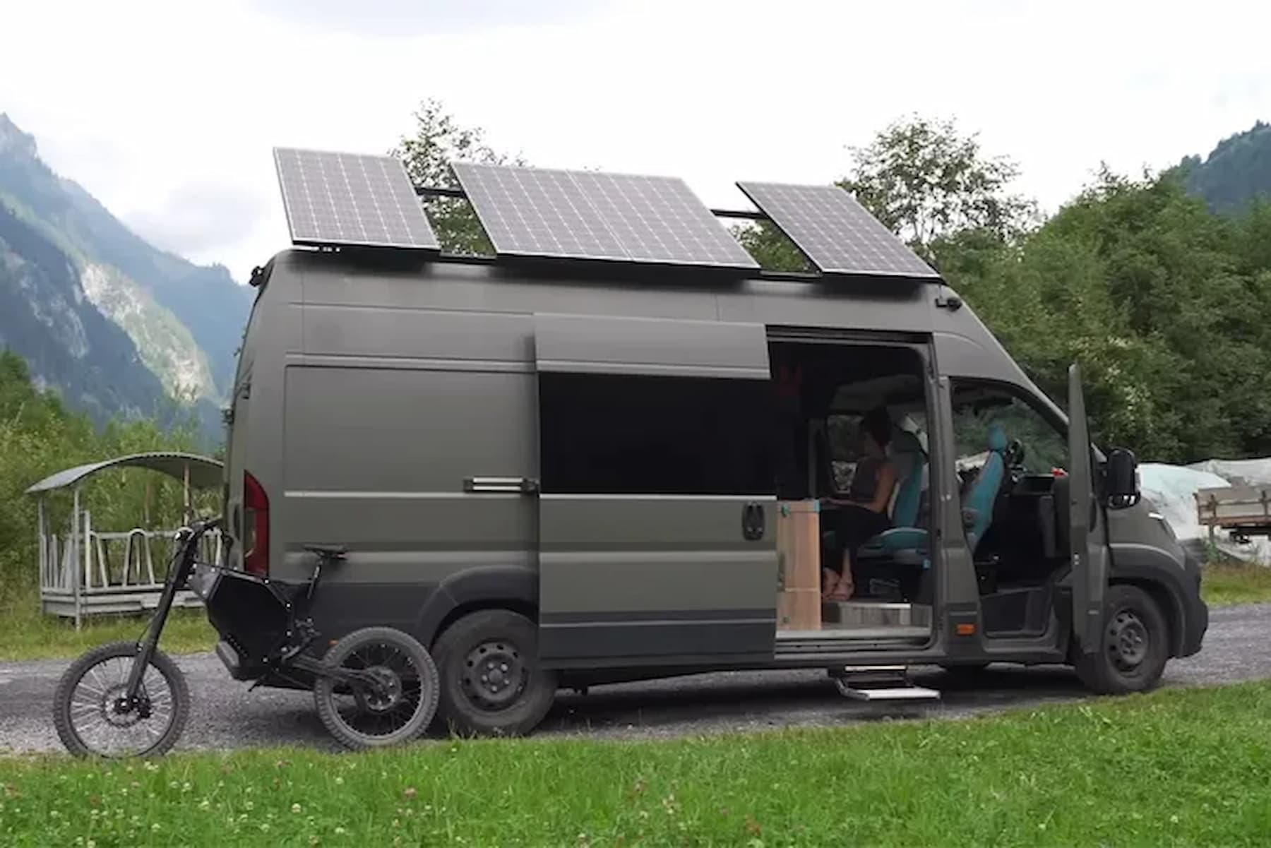 З'явилися зображення нового "недорогого" позашляховика Toyota Land Cruiser Mini