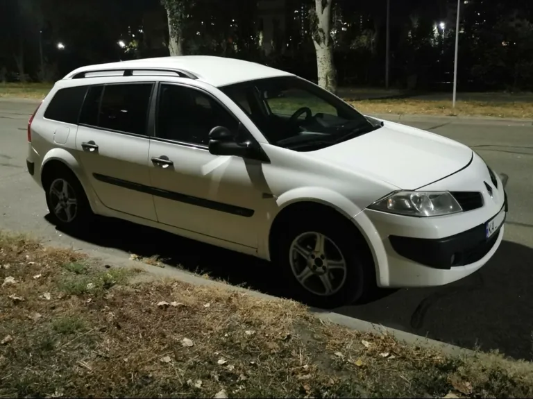 В Києві сфотографували рідкісний фургон-універсал Renault Megane (фото)