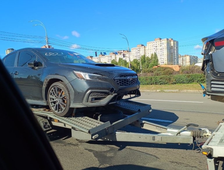 Вперше в Україні: в Києві помітили битий американський Subaru WRX на 275 к.с.