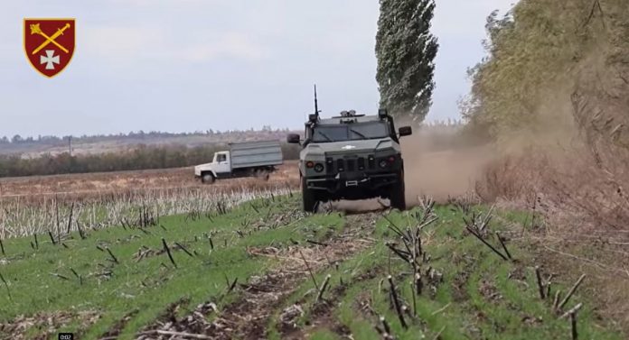 ЗСУ показали, як перевозять протитанковий комплекс «Скіф» в бронеавтомобілі