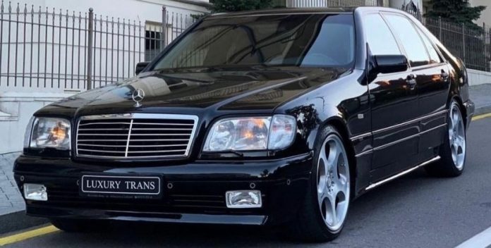Ексклюзив за $400 000: в Києві помітили рідкісний Mercedes 1998 року потужністю 580 к.с.
