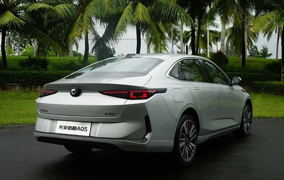 Розкішний седан Changan за $12 000 з характеристиками Renault Logan та Volkswagen Passat
