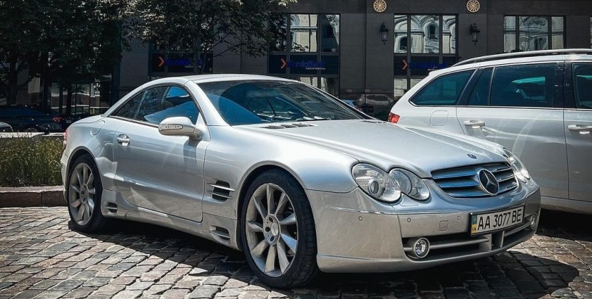 Таких в світі одиниці: в Києві помітити унікальний тюнінгований Mercedes-Benz SL 2002 року
