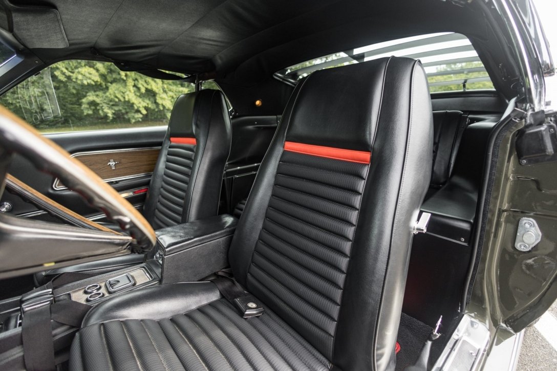 Салон та спортивні сидіння Ford Mustang Mach