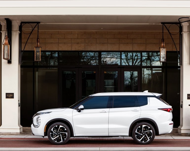 Комфортний кросовер на 7 місць від  Mitsubishi вже прямує в Україну: що відомо про новинку

