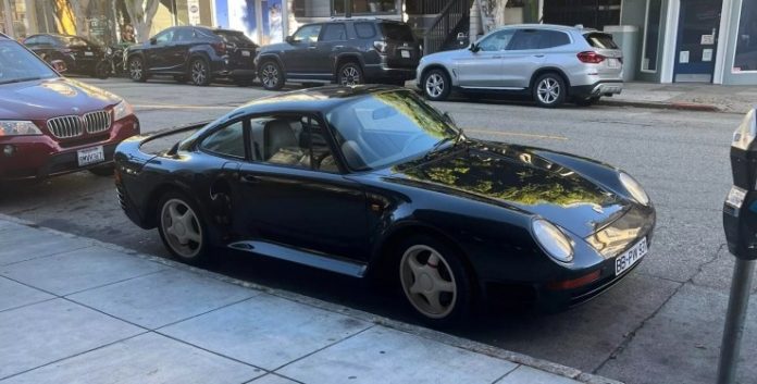 Рідкісний суперкар Porsche за $2 млн кинули відкритим посеред вулиці