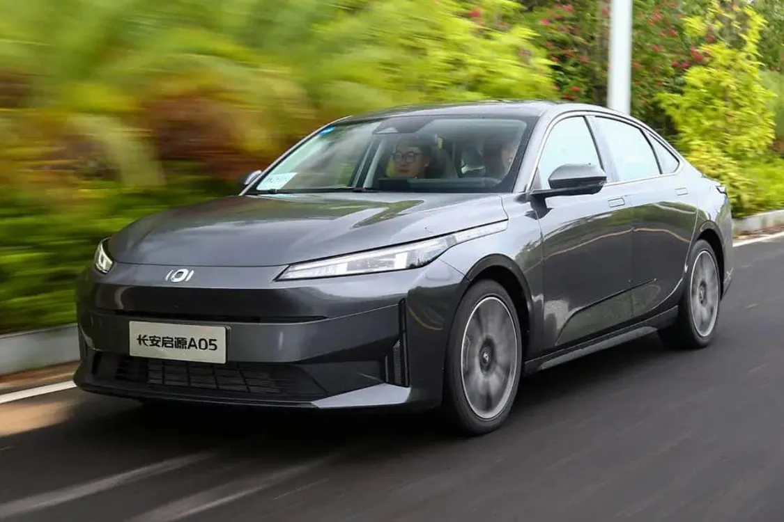 Розкішний седан Changan за $12 000 з характеристиками Renault Logan та Volkswagen Passat
