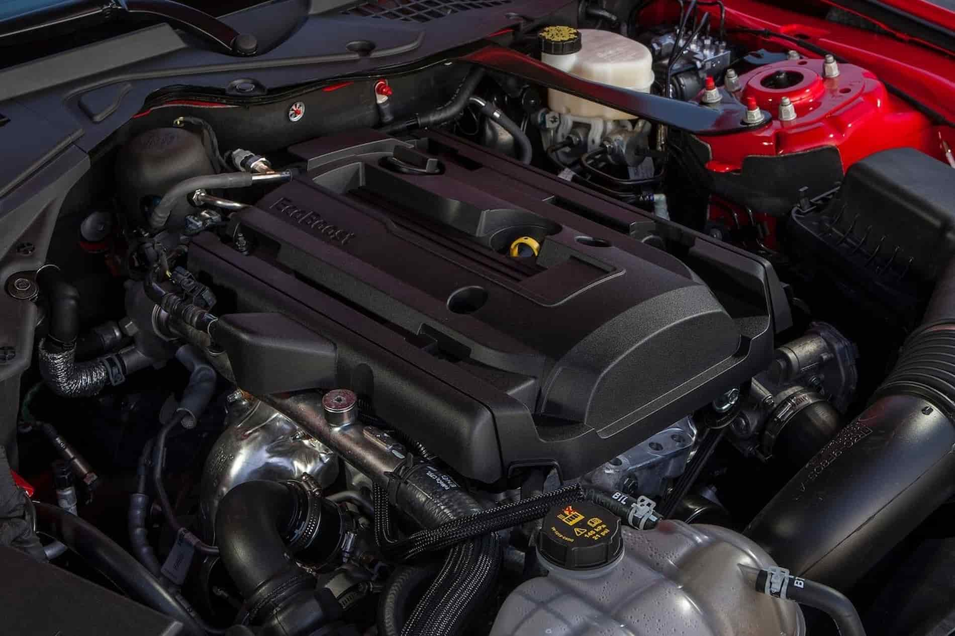 Чи може 4-циліндровий двигун бути потужнішим за V8? У це важко повірити, тож здебільшого відповідь виявиться негативною. Але абсолютно даремно, оскільки у світі сьогодні існує чимало "четвірок", які перевершують за показниками віддачі легендарні V8. Honda K20C1 2.0 1 1 Цим мотором оснащений новітній Honda Civic Type R. 2-літровий 4-циліндровий агрегат з індексом K20C1 з турбонаддувом розвиває 315 кінських сил за 6500 обертів за хвилину і 420 Нм крутного моменту, тобто по 157,5 к.с. на кожен літр. Уся ця потужність досягається завдяки безпосередньому впорскуванню і високопоточній малоінерційній одноциліндровій турбосистемі, яка включає в себе електричний нагнітальний клапан для точного контролю тиску "наддуву". BMW B48 2.0 2 1 Мотор BMW, що приводить у рух сьому серію у версії iPerformance xDrive, володіє робочим об'ємом у 2 літри і піковою потужністю в 258 к.с. (128 "сил" на літр), генеруючи 406 Нм крутного моменту. Цього більш ніж достатньо для того, щоб з легкістю розганяти німецький седан до потрібних швидкостей і при цьому відповідати нормам викидів. Subaru EJ257 2.5 3 Встановлений під капот Subaru WRX STi 2,5-літровий опозитник видає 315 кінських сил і 393 Нм моменту. Таким чином на кожен літр припадає по 125,7 к.с., що навіть більше, ніж у випадку з Lamborghini Aventador (по 119,6 к.с. на літр). Однією з головних "фішок" цього мотора є не тільки висока продуктивність, але ще й дуже плавна робота. Jaguar Ingenium I-4 2.0 4 Компанія Jaguar відома своїми високопродуктивними моторами. І один із них - це 2-літровий агрегат Ingenium I-4, що демонструє баланс між потужністю та ефективністю. Мотором комплектують Jaguar F-Pace, де він забезпечує 300 кінських сил і 400 Нм крутного моменту, тобто по 152 к.с. на кожен літр свого об'єму. Porsche MA2.2 2.0 5 Коли Porsche встановив 2-літровий 4-циліндровий мотор MA2.2 на 718 (Boxter і Cayman) замість колишнього шестициліндрового блоку, це було сприйнято як крок назад. Однак завдяки турбонагнітачу його віддача виявилася досить високою - 355 кінських сил і 419 Нм. Volkswagen EA888 2.0 6 Двигун, який працює під капотом VW Golf R. 2-літровий мотор забезпечує потужність у 320 кінських сил і 420 Нм, розганяючи маленький хетчбек з місця до 100 кілометрів на годину всього за 3,9-секунди. Mitsubishi 4B11T-Type 7 Культовий мотор, відомий за моделлю Lancer Evolution X, який доводить, що для генерування високої потужності зовсім необов'язково мати великий робочий об'єм. Двигуну Mitsubishi цілком вистачає його двох літрів з турбіною для того, щоб видавати 295 кінських сил і 406 Нм моменту. Співвідношення потужності до літра у випадку з ним становить 147,5 к.с. на літр. Ford EcoBoost 2.3 8 2,3-літровий мотор EcoBoost, що ставиться в Ford Mustang, виглядає дивно на тлі 5-літрового V8, також відомого за цією моделлю. Але це забобон, якого вже час позбуватися. Потужність "четвірки" становить вражаючі 315 кінських сил, а крутильний момент дорівнює 434 Нм (по 136,8 к.с. на кожен літр), що робить його одним із найпродуктивніших серед 4-циліндрових блоків. Mercedes-Benz M139L 2.0 9 Двигун, за допомогою якого Mercedes-Benz кидає виклик законам фізики і механіки, а також перший у світі серійний мотор, що використовує електричний турбонаддув, запозичений безпосередньо з Формули-1. Завдяки своїй технологічності 4-циліндровий агрегат розвиває 476 кінських сил і 545 Нм крутильного моменту і встановлюється на Mercedes-AMG C63 S E Performance, де пару йому становить електромотор потужністю 204 к.с. У підсумку сумарна віддача цього тандему досягає позначки в 680 кінських сил.