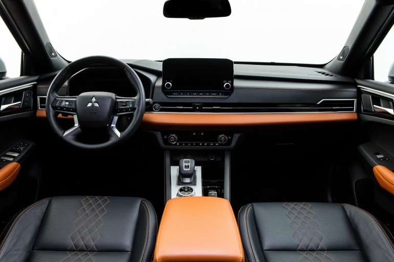 Комфортний кросовер на 7 місць від  Mitsubishi вже прямує в Україну: що відомо про новинку
