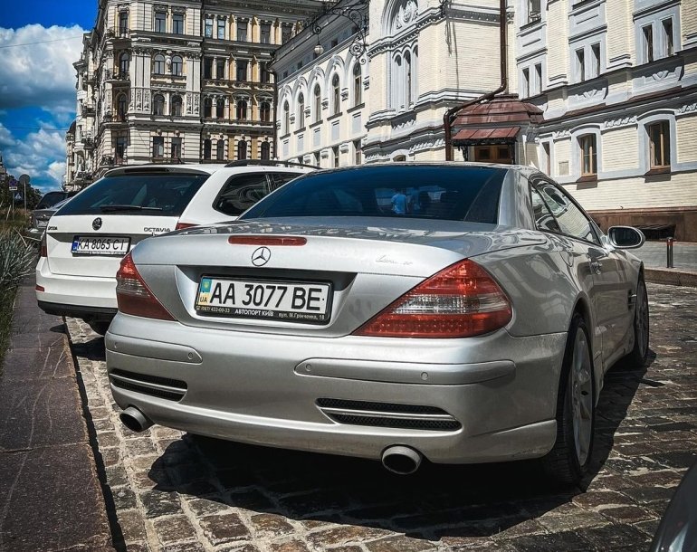 Таких в світі одиниці: в Києві помітити унікальний тюнінгований Mercedes-Benz SL 2002 року
