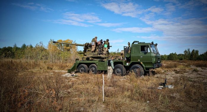 На якій саморобній техніці навчаються наші захисники: унікальна машина на шасі Tatra та з КС-19 1940-х років