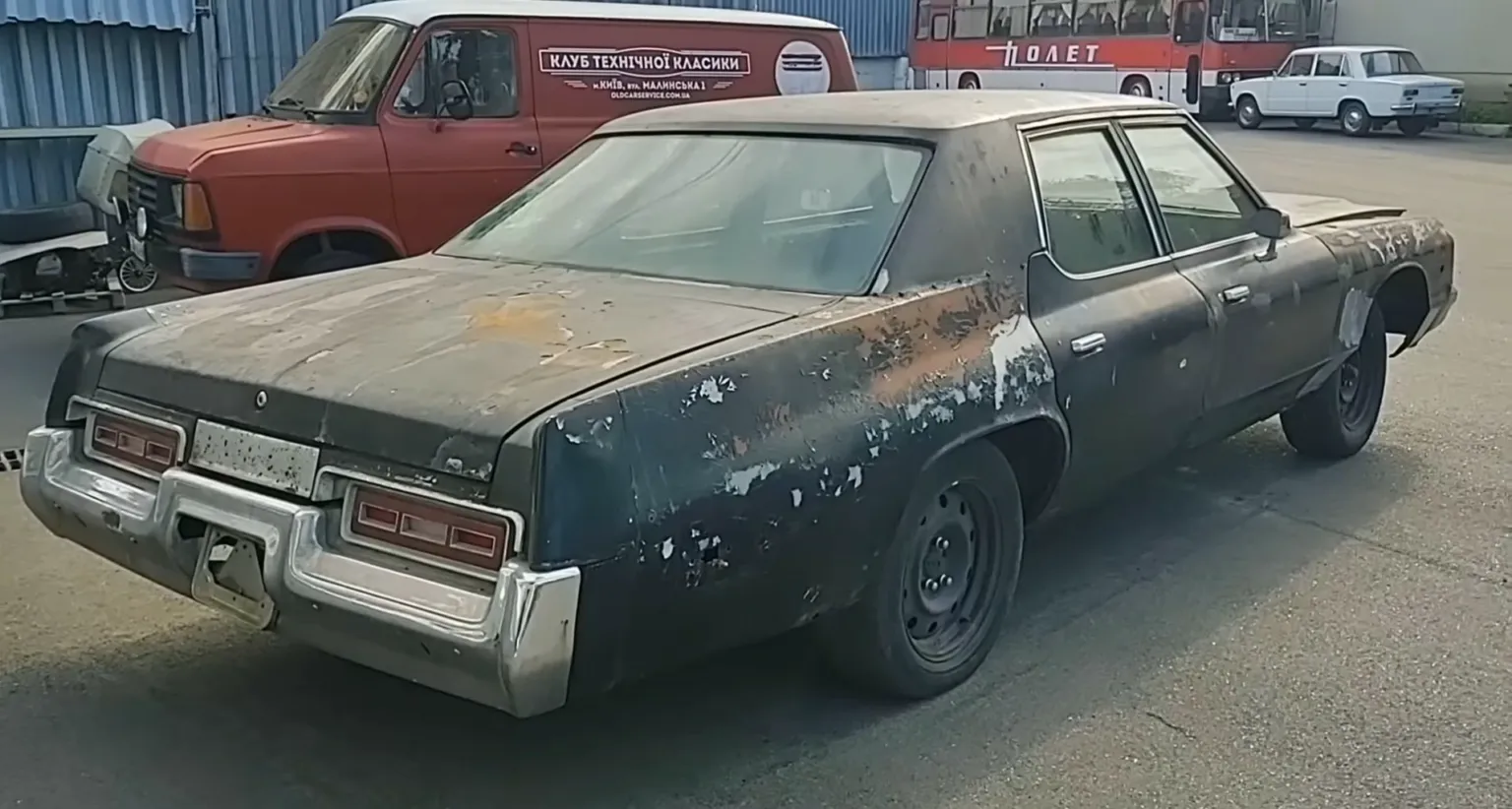 Автомобіль золотошукачів в Україні: знайдено преміальний седан  Dodge Monaco 1974 випуску