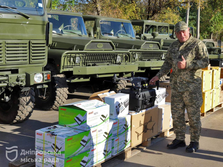 Рідкісні французькі вантажівки на 25 мільйонів гривень закупила для ЗСУ Дніпровська міська рада
