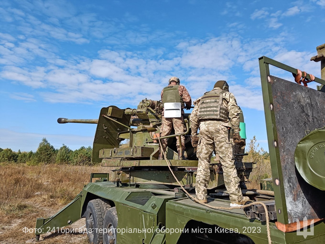 На якій саморобній техніці навчаються наші захисники: унікальна машина на шасі Tatra та з КС-19 1940-х років 