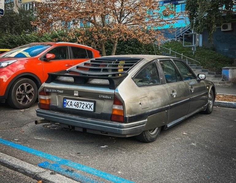 Рідкісний французький спорткар Citroen 80-х років розїжджає столицею