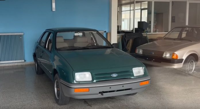 Примари на колесах: знайдено автосалон з автомобілями Ford, котрі покинуті у 80-х