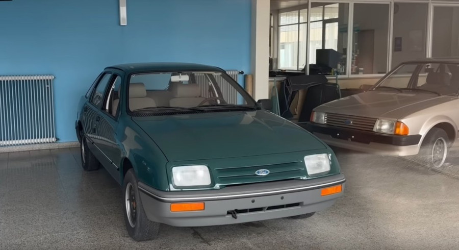 Примари на колесах: знайдено автосалон з автомобілями Ford, котрі покинуті у 80-х
